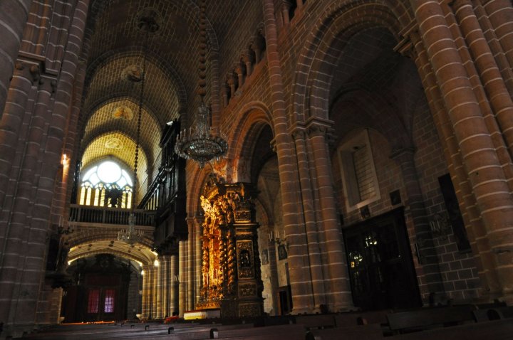 Chramova lod katedraly Evora.jpg