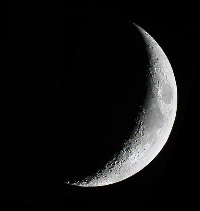 fotime_nocni_oblohu_mesic_kratery.jpg